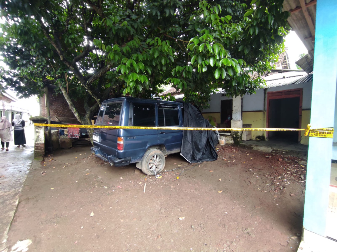 Foto: Mobil tempat ditemukan korban meninggal dunia. (Bramanta/jatimnow.com)