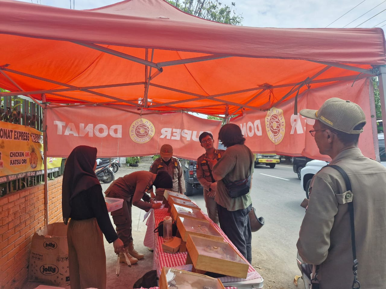Foto: Satpol PP Tulungagung saat melakukan upaya strelisasi. (Bramanta/jatimnow.com)