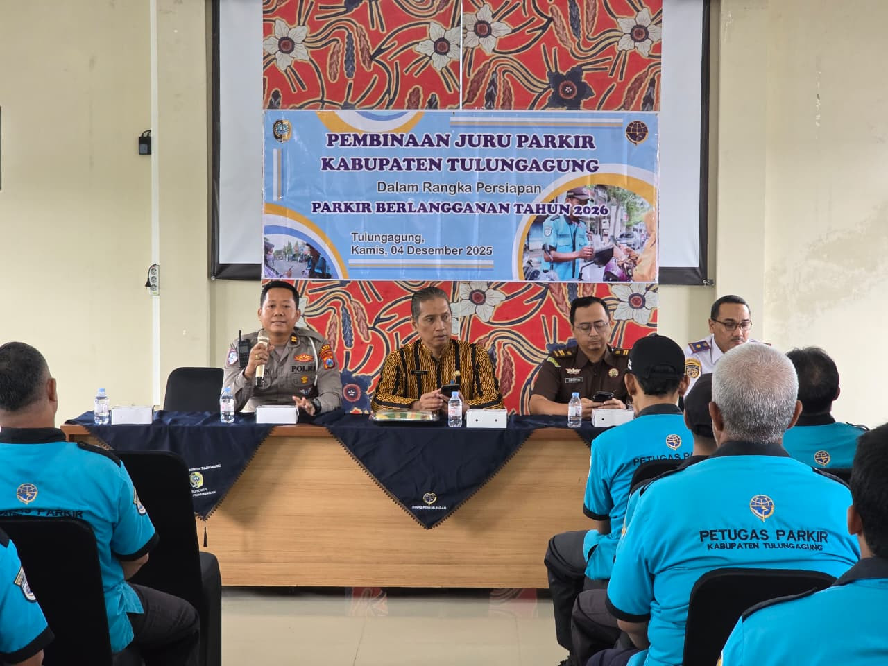 Foto: Pembinaan jukir yang dilakukan Dishub Tulungagung. (Bramanta/jatimnow.com)