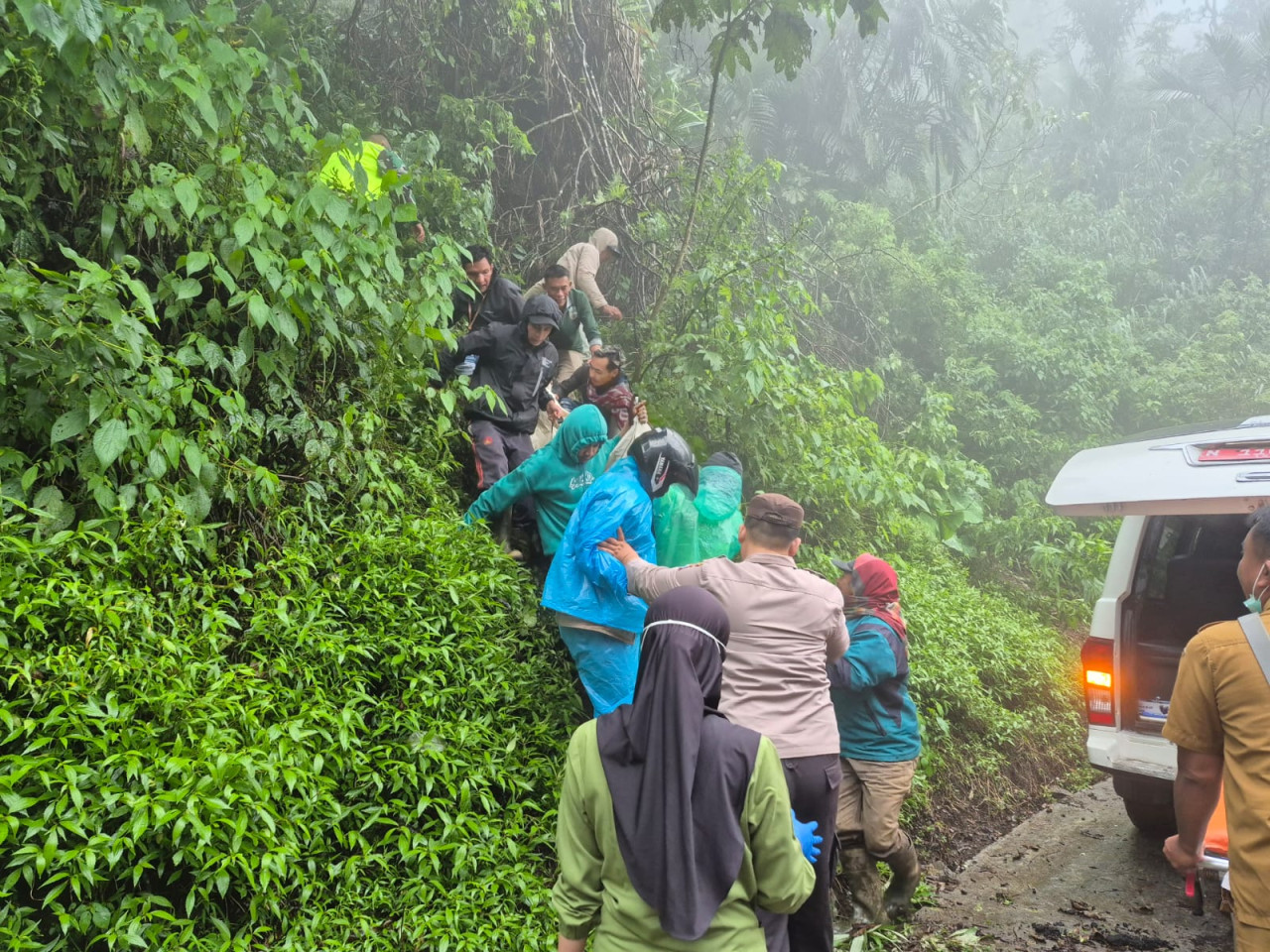 Foto: Proses evakuasi korban kecelakaan di kawasan Bromo.(Polsek Poncokusumo/jatimnow.com)