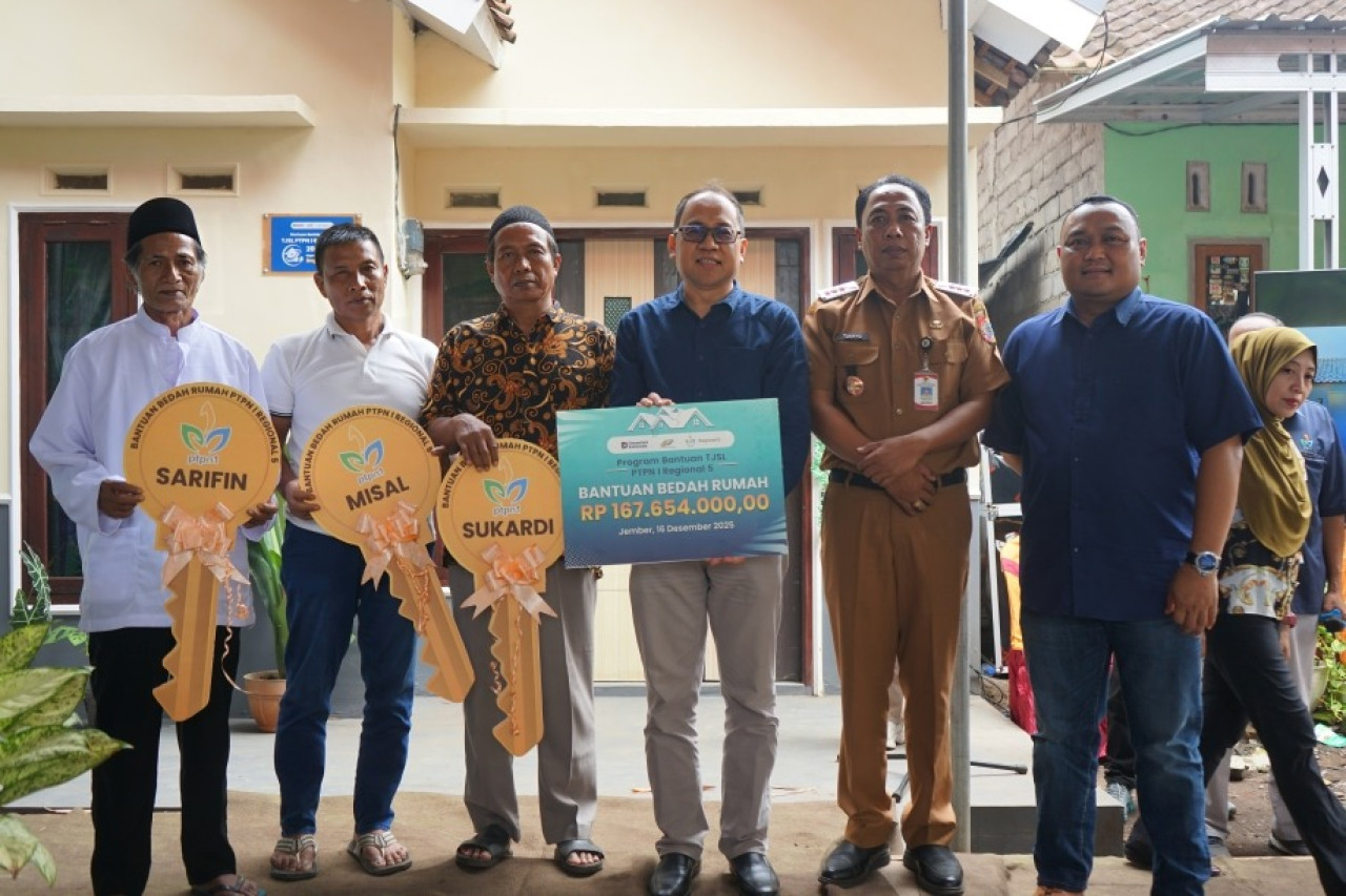 Foto: Penyerahan bantuan perbaikan rumah tidak layak huni oleh PTPN I Regional 5. (Sugianto/jatimnow.com))
