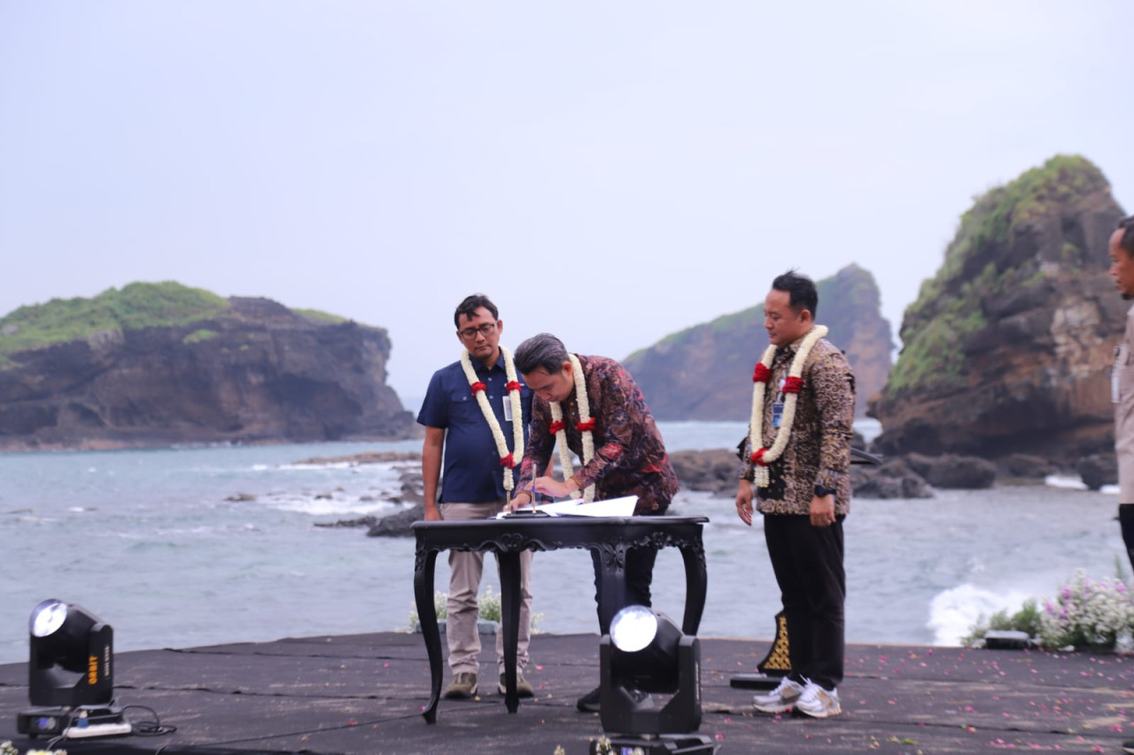 Foto: MoU tiket masuk wisata Pantai Watu Ulo dan Papuma (Diskominfo/jatimnow.com)