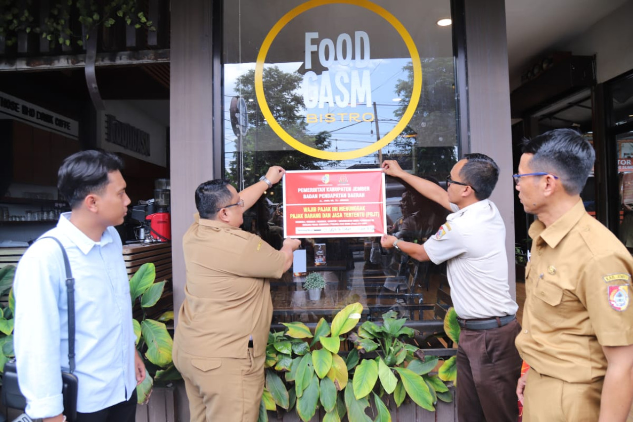 Foto: Penyegelan oleh Bapenda Jember terhadap penunggak pajak. (Diskominfo/jatimnow.com)