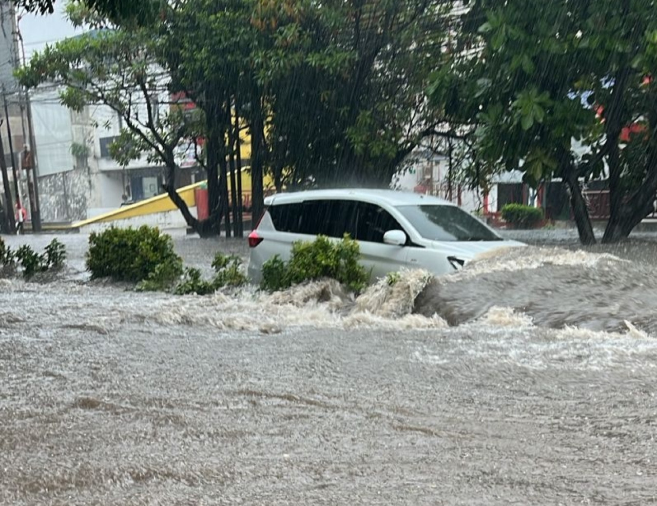 Banjir di Kota Malang Lumpuhkan Jalan Protokol