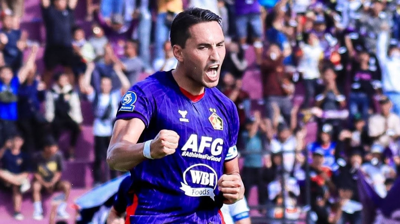 Foto: Ezra Wallian usai cetak gol untuk Persik Kediri. (Persik Kediri/jatimnow.com)