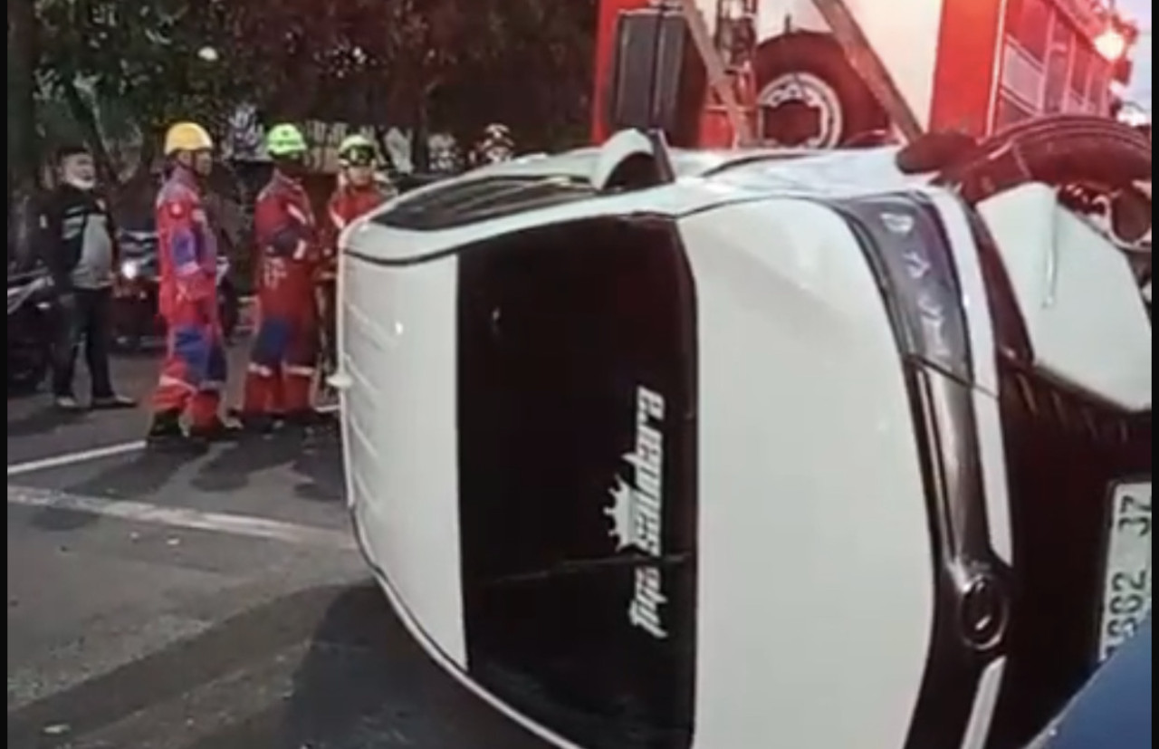 Sebuah Mobil Terguling di Jalan Kenjeran Surabaya, Pengemudi Mengantuk