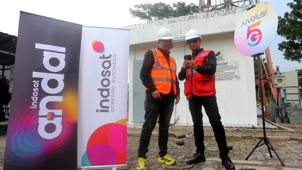 EVP Head of Circle Java Indosat Ooredoo Hutchison, Fahd Yudhanegoro , bersama SVP Head of Technology Java Indosat Ooredoo Hutchison, Yose Navirianto, memastikan koneksi lancar di seluruh wilayah Jawa Timur. (Foto: Ali Masduki/jatimnow.com)