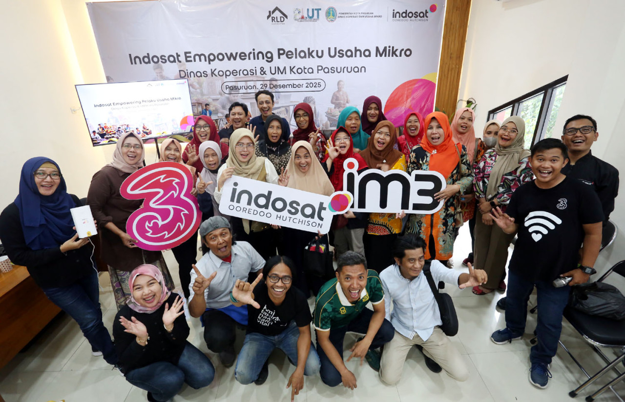 Peserta foto bersama usai mengikuti program Indosat Empowering UMKM di Gedung PLUT-KUMKM Kota Pasuruan pada Senin (29/12/2025). (Foto: Ali Masduki/jatimnow.com)