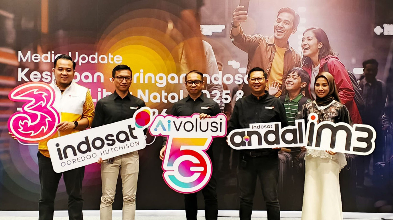 Herdhina Kamadhini, pengusaha hampers asal Surabaya (kanan) bersama manajemen Indosat ketika media update AIvolusi5G di Surabaya. (Foto: Ali Masduki/jatimnow.com)