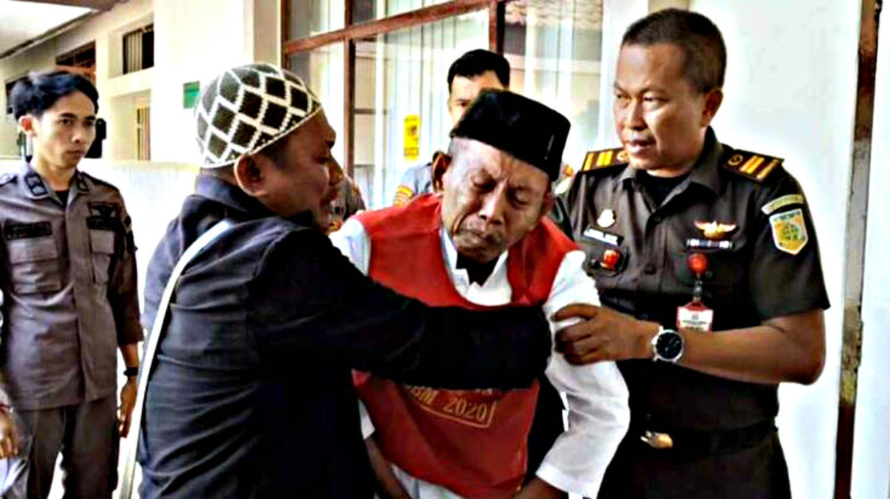 Kakek Masir (71), harus menghadapi dinginnya tuntutan hukum, dua tahun penjara. (Foto: WAG/jatimnow.com)
