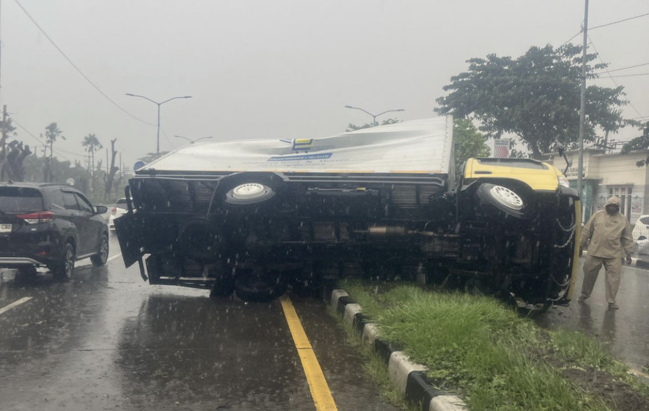 Truk terguling di Kedung Cowek. (Foto: Call Center 112/jatimnow.com)
