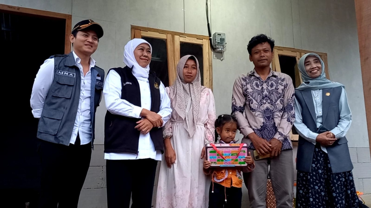 Foto: Gubernur Jawa Timur Khofifah Indar Parawansa saat meresmikan Huntara di Trenggalek. (Bramanta/jatimnow.com)