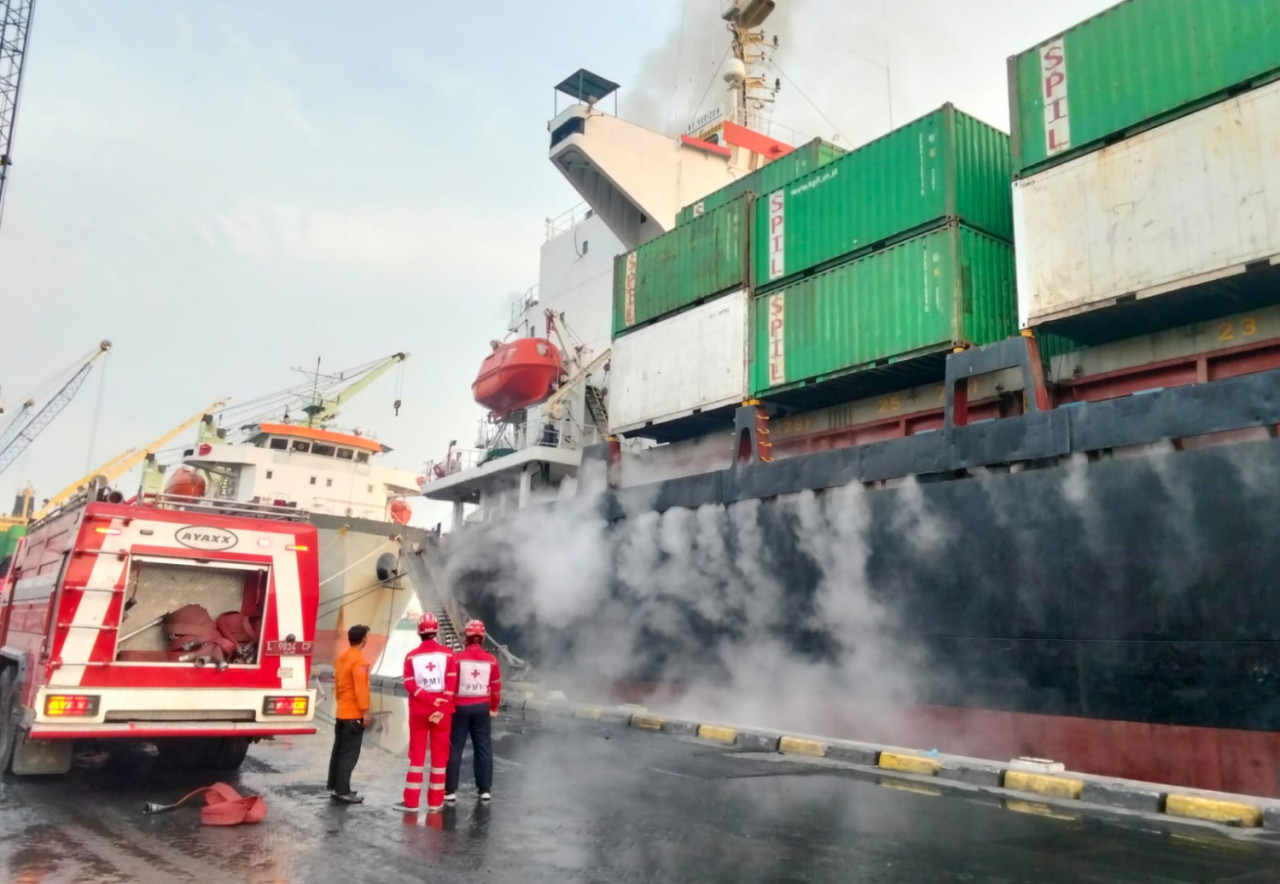 Kapal Kontainer Verizon Terbakar di Tanjung Perak, 19 Unit Damkar Dikerahkan