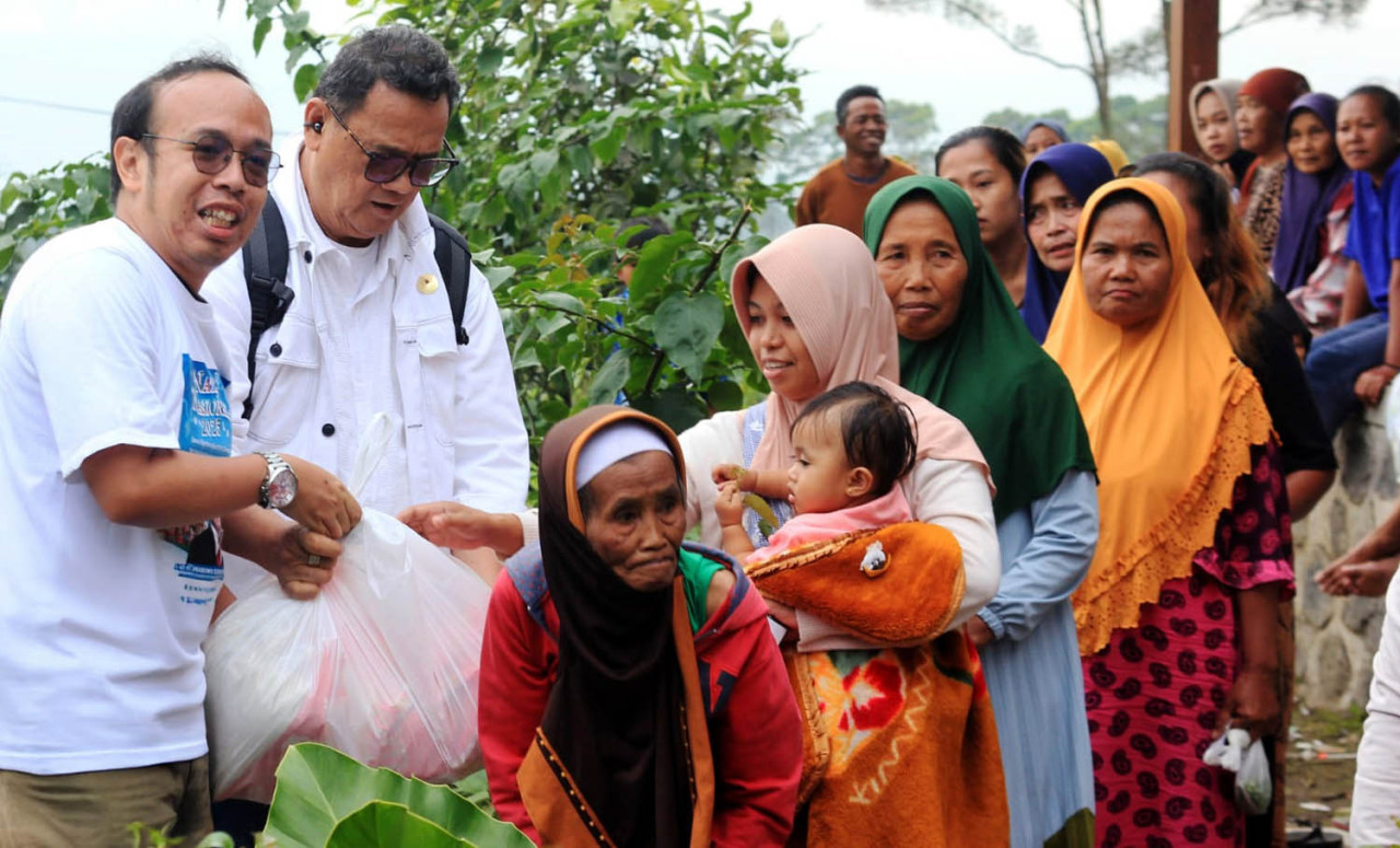 Panitia Natal Nasional 2025 menyalurkan bantuan esensial kepada warga terdampak bencana di wilayah Semeru (27/11/2025). (Foto: Panitia Natal Nasional/jatimnow.com)