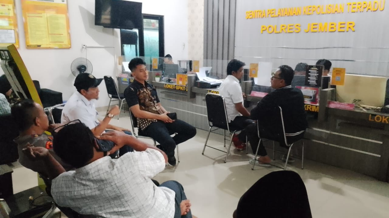 Foto: Anggota DPRD Jember saat melaporkan pengacara ke polisi. (Ali/jatimnow.com)