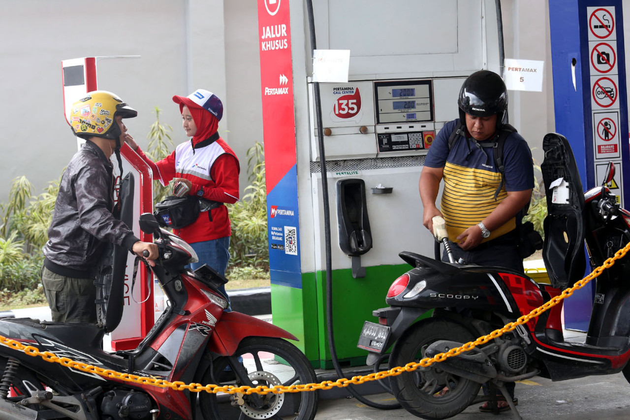 Pengendara sepeda motor mengisi bahan bakar secara mandiri di SPBU COCO Jemursari, Surabaya, Rabu (24/12/2025). (Foto: Ali Masduki/jatimnow.com)