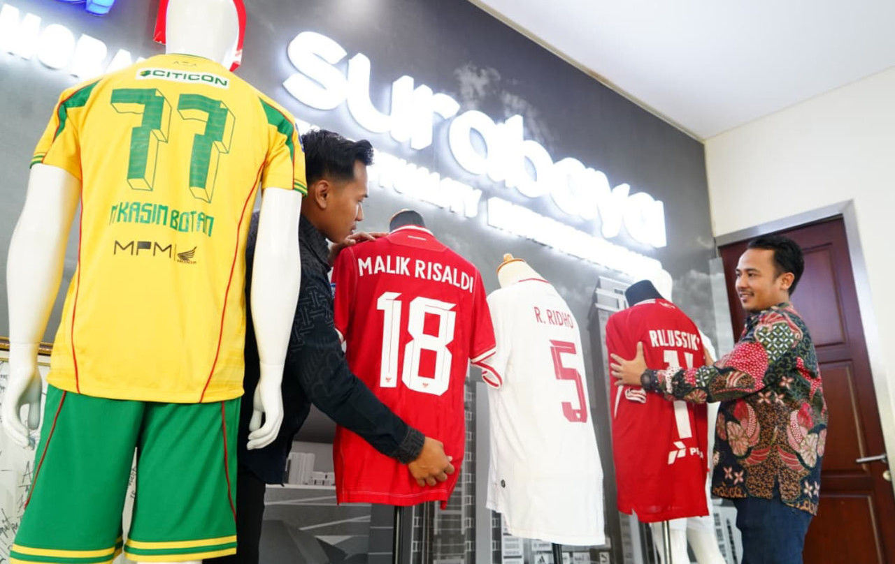 UMSURA melelang 14 jersey original milik bintang Tim Nasional (Timnas) Indonesia dan atlet profesional, pada Rabu (17/12/2025). (Foto: Humas UMSURA/jatimnow.com)