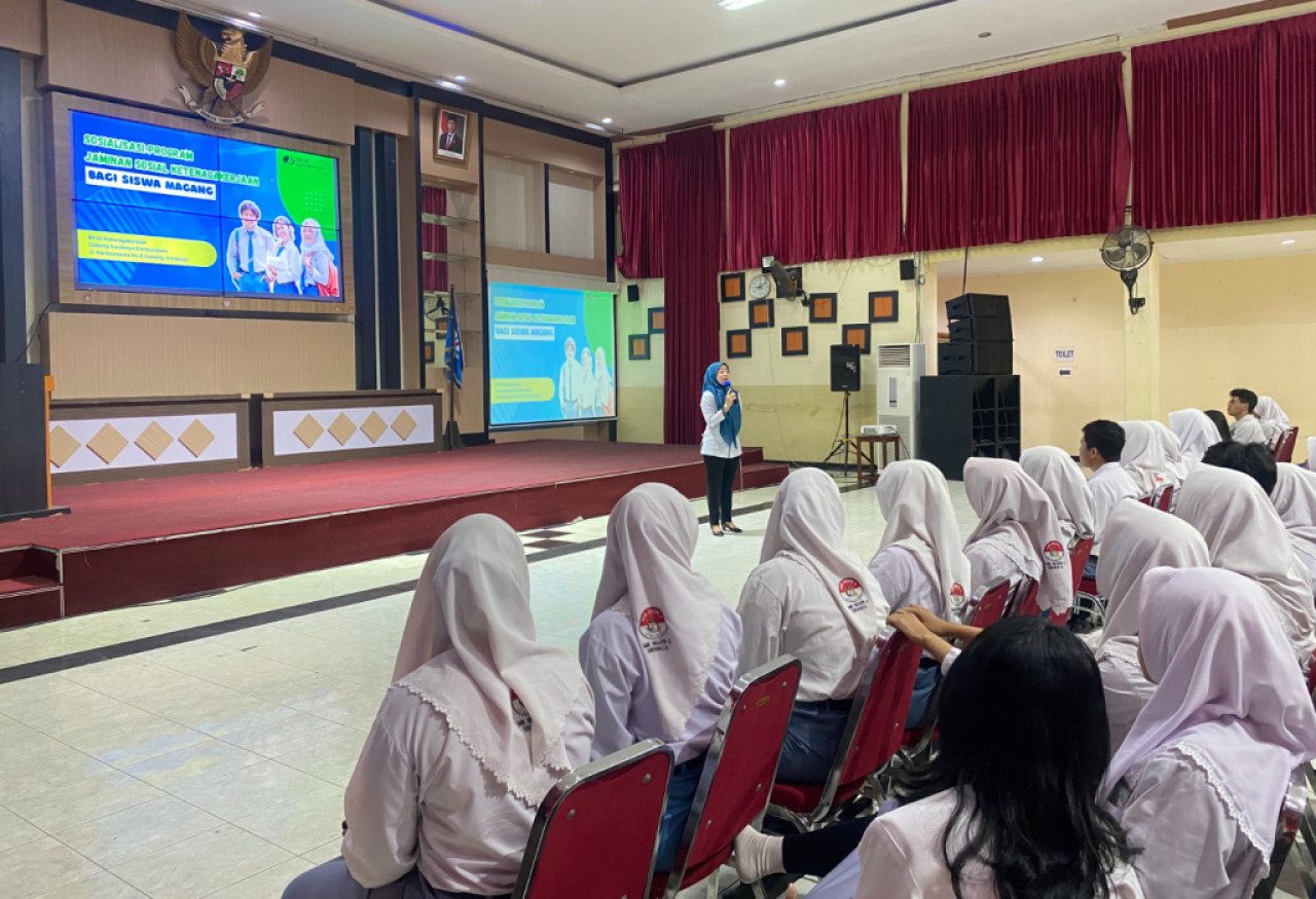 BPJS Ketenagakerjaan Surabaya Karimunjawa gelar sosialisasi kepada siswa SMKN 5 Surabaya. (Foto: Ali Masduki/jatimnow.com)