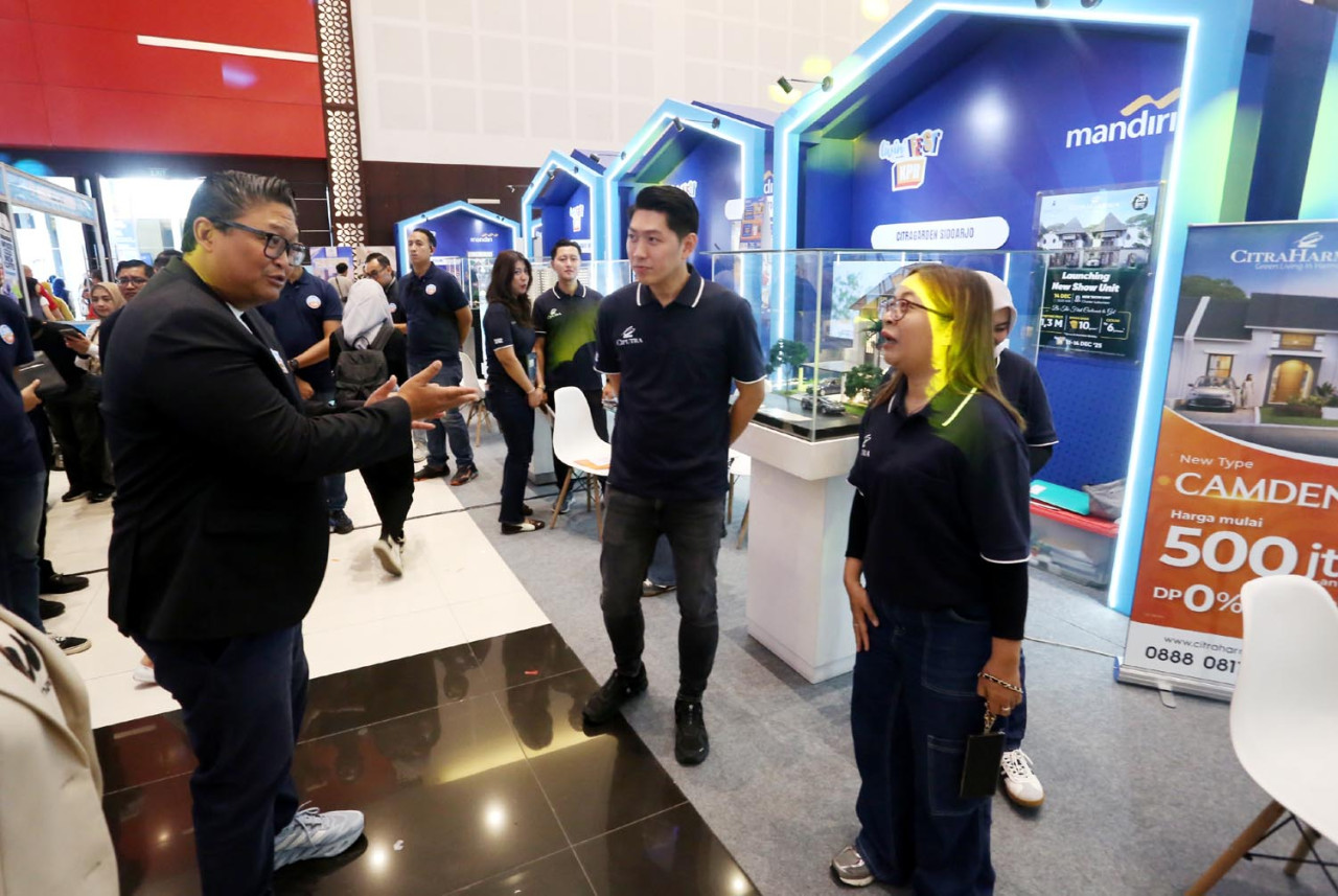 RCEO Bank Mandiri Region VIII/Jawa 3, M. Ashidiq Iswara, menyapa peserta Livin Fest 2025, di Grand City Convex, Surabaya, Kamis (11/12). (Foto: Ali Masduki/jatimnow.com)