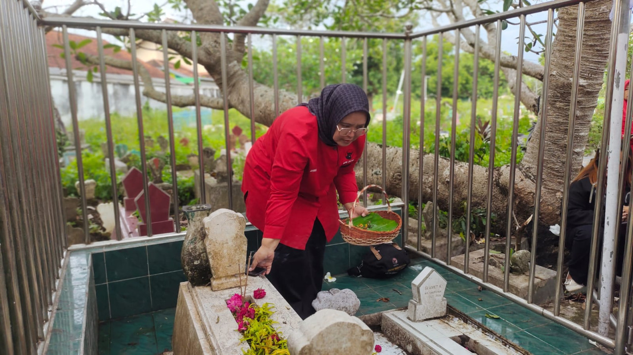 Foto: Ketua DPC PDIP Tulungagung, Erma Susanti saat berziarah ke makam Sarinah. (PDIP/jatimnow.com)