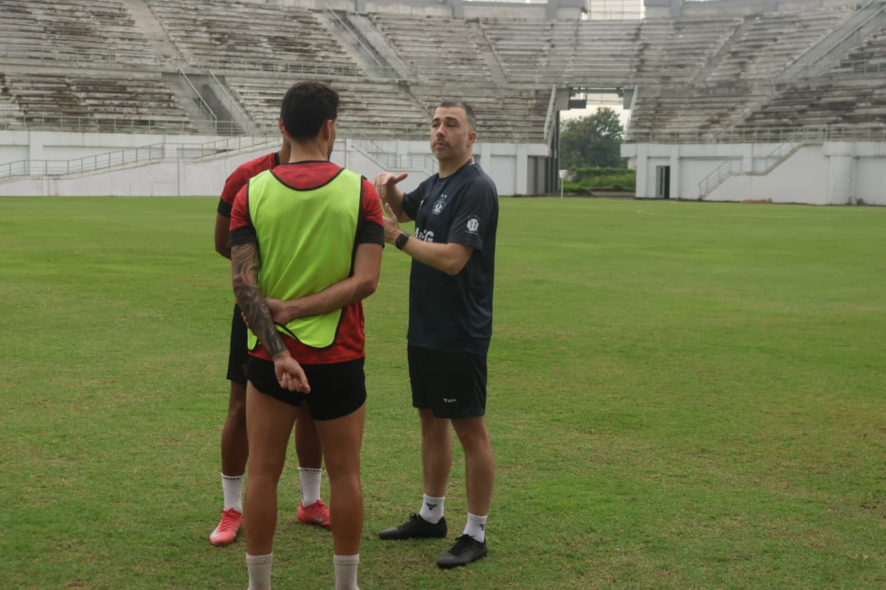 Foto: Pelatih Persik Kediri Marcos Reina mulai pimpin latihan. (Persik Kediri/jatimnow.com)