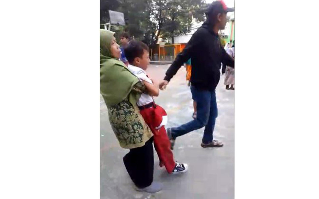 Foto tangkapan layar salah satu korban dibopong menuju ambulan. (Foto: WAG/jatimnow.com)