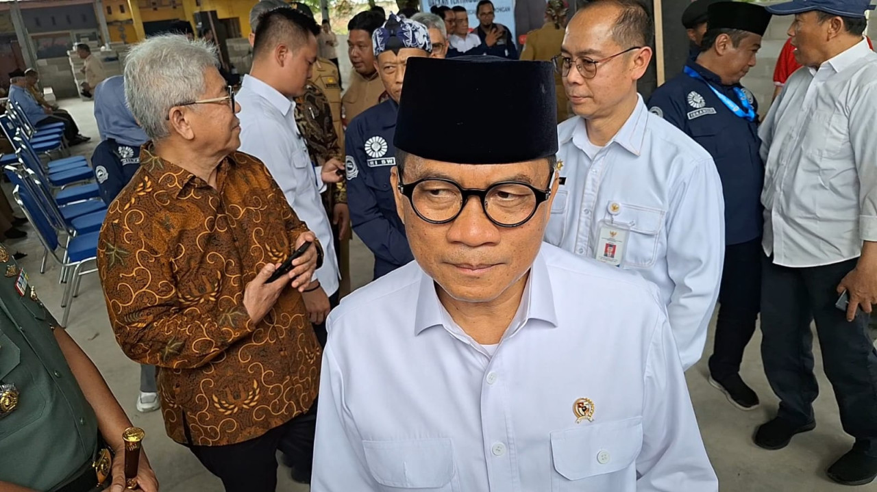 Mendes DPT, Yandri Susanto saat mengunjungi KDMP Desa Plosowahyu, Lamongan. (Foto: Adyad Ammy Iffansah/jatimnow.com)