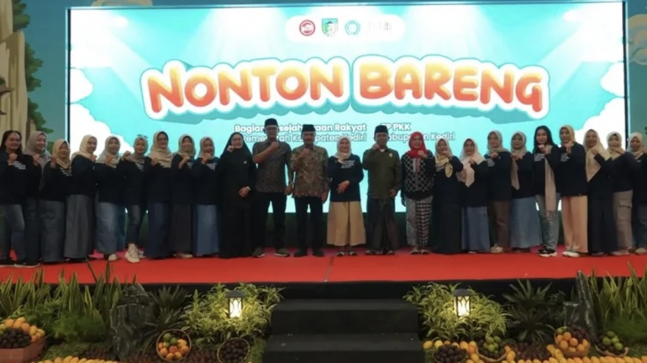 Nobar Pemkab Kediri bersama anak yatim. (Foto: Pemkab Kediri/jatimnow.com)