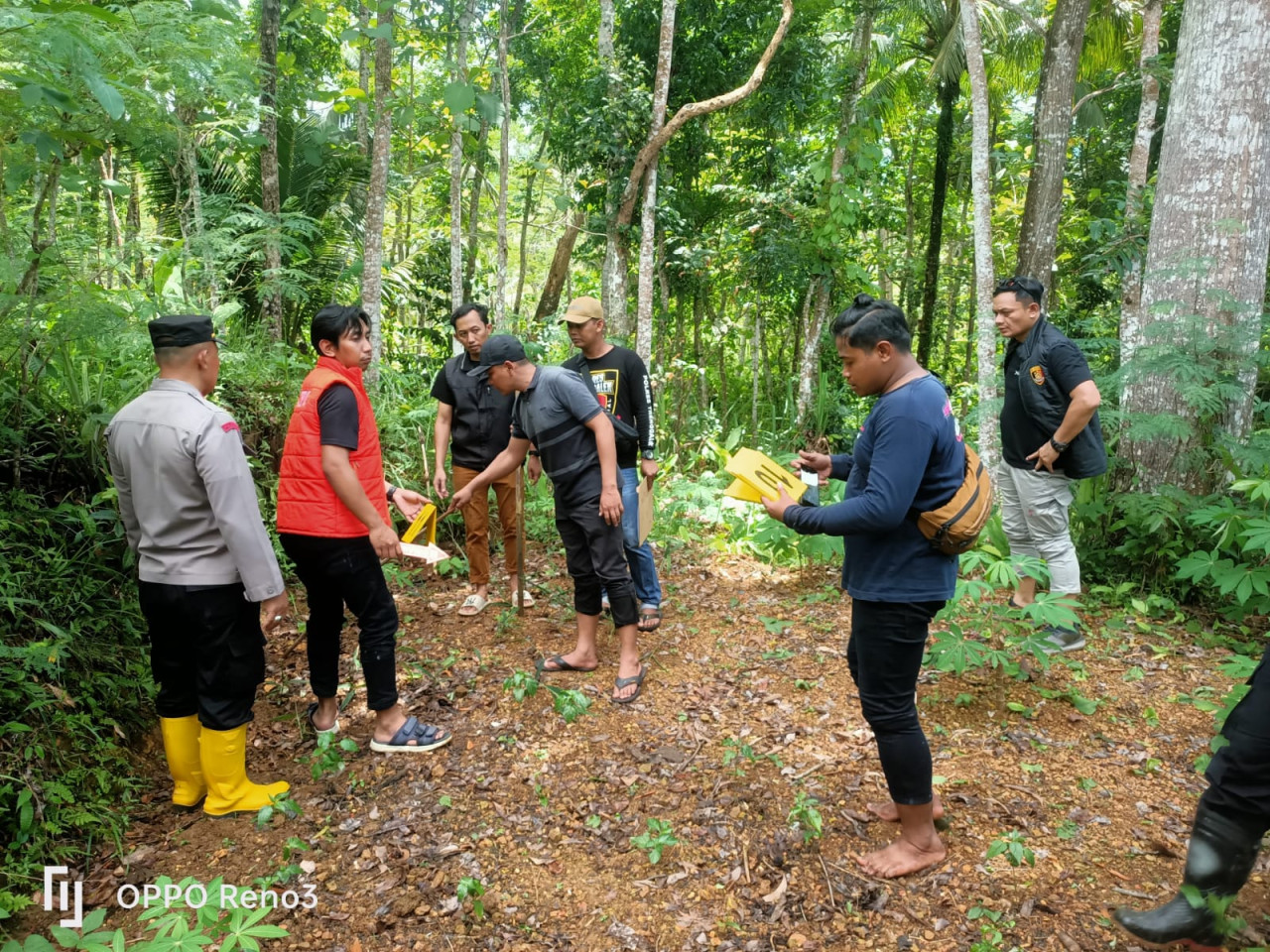 Foto: Polisi saat lakukan olah TKP di lokasi kejadian. (Polres Trenggalek/jatimnow.com)
