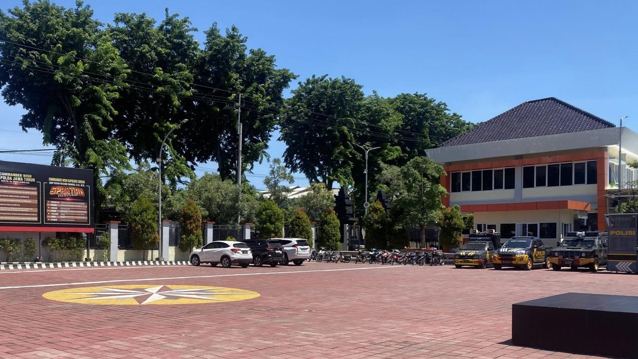 Area parkir Polres Gresik dimanfaatkan sebagai parkir gratis bagi kendaraan masyarakat selama libur Nataru. (Foto: Humas Polres Gresik)
