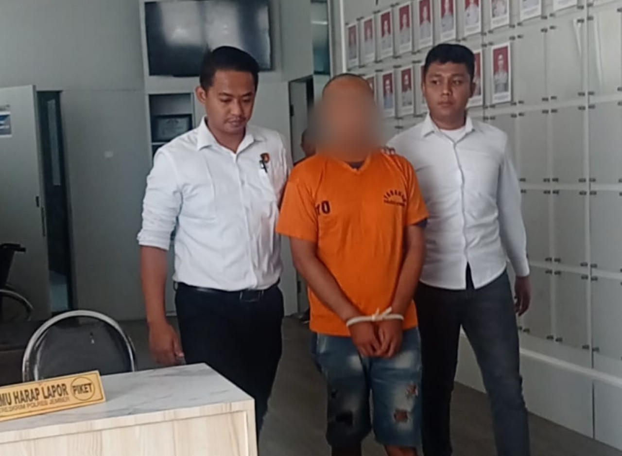 Foto: Ayah biologis bayi inisial M menjalani pemeriksaan (Rusdi/jatimnow.com)