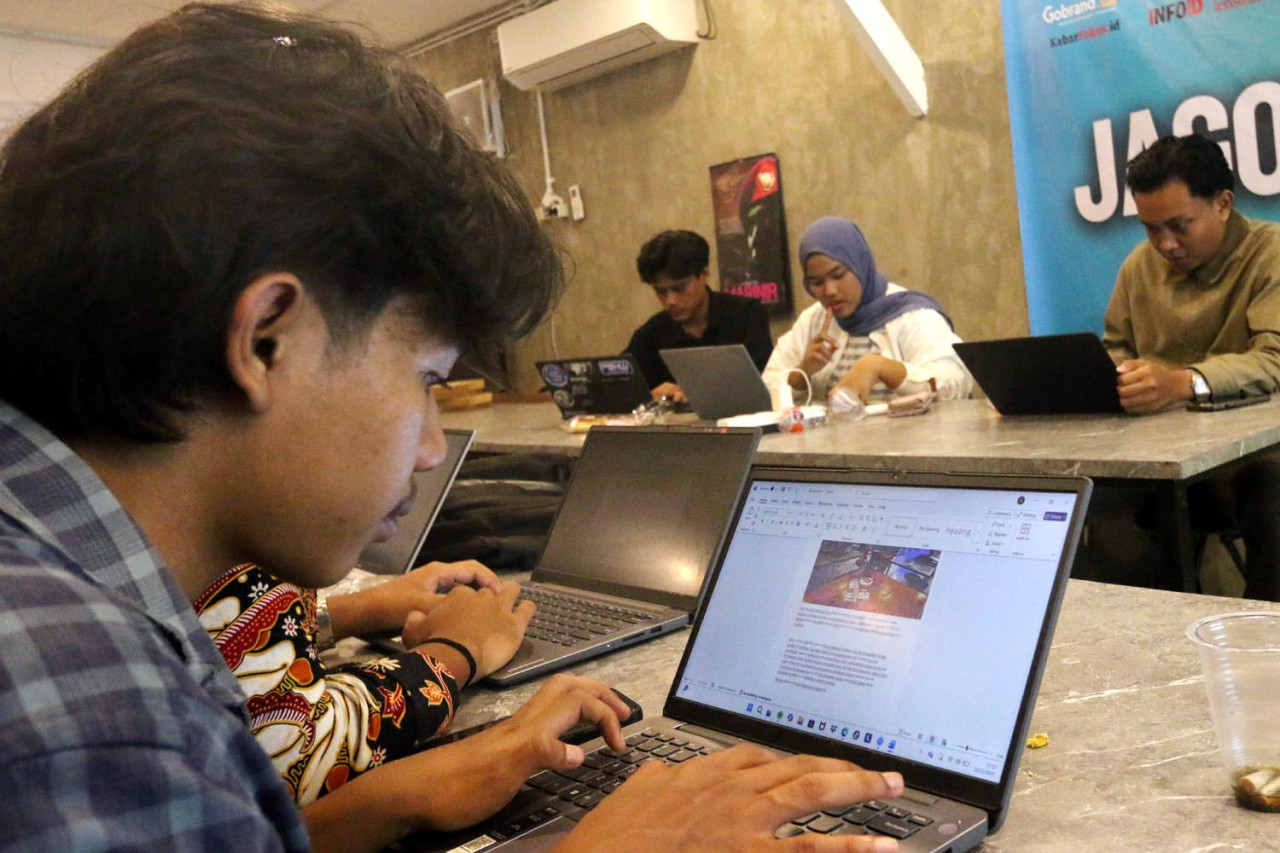 Peserta menyusun satu artikel berita lengkap dengan foto penunjang ketika mengikuti pelatihan jurnalistik Rumah Literasi Digital (RLD), pada Selasa (23/12/2025). (Foto: Iffan Maulana for JatimNow.com)