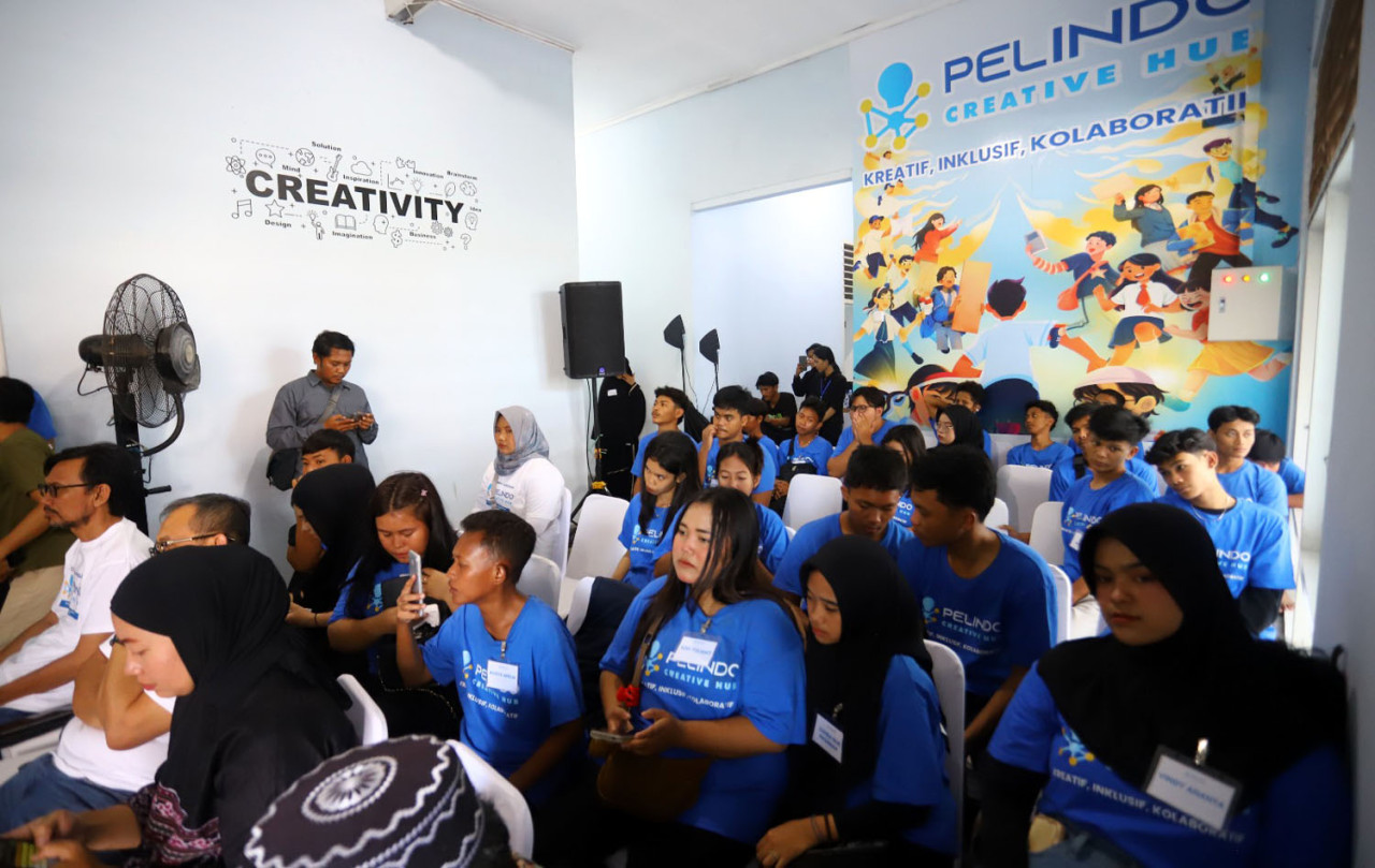 Peserta Pelindo Creative Hub mengikuti sesi pembelajaran perdana di Surabaya, Selasa (24/12). Program ini menjadi ruang inklusif bagi anak-anak putus sekolah di sekitar pelabuhan untuk kembali belajar dan mengasah keterampilan agar siap mandiri. (Foto: Pe