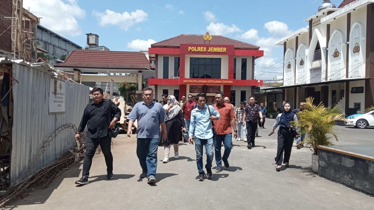 Puluhan pengacara mendatangi Polres Jember. (Foto: Sugianto/jatimnow.com)