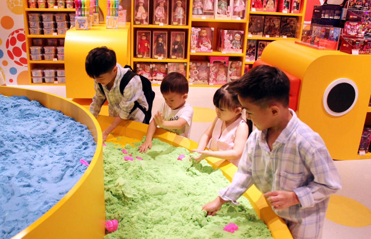 Sejumlah anak menikmati salah satu wahaya di Planet Toys Experience di BG Junction Surabaya. (Foto: ITP/jatimnow.com)