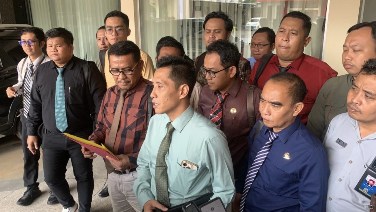 Puluhan advokat saat mendatangi Polres Jember. (Foto: Sugianto/jatimnow.com)