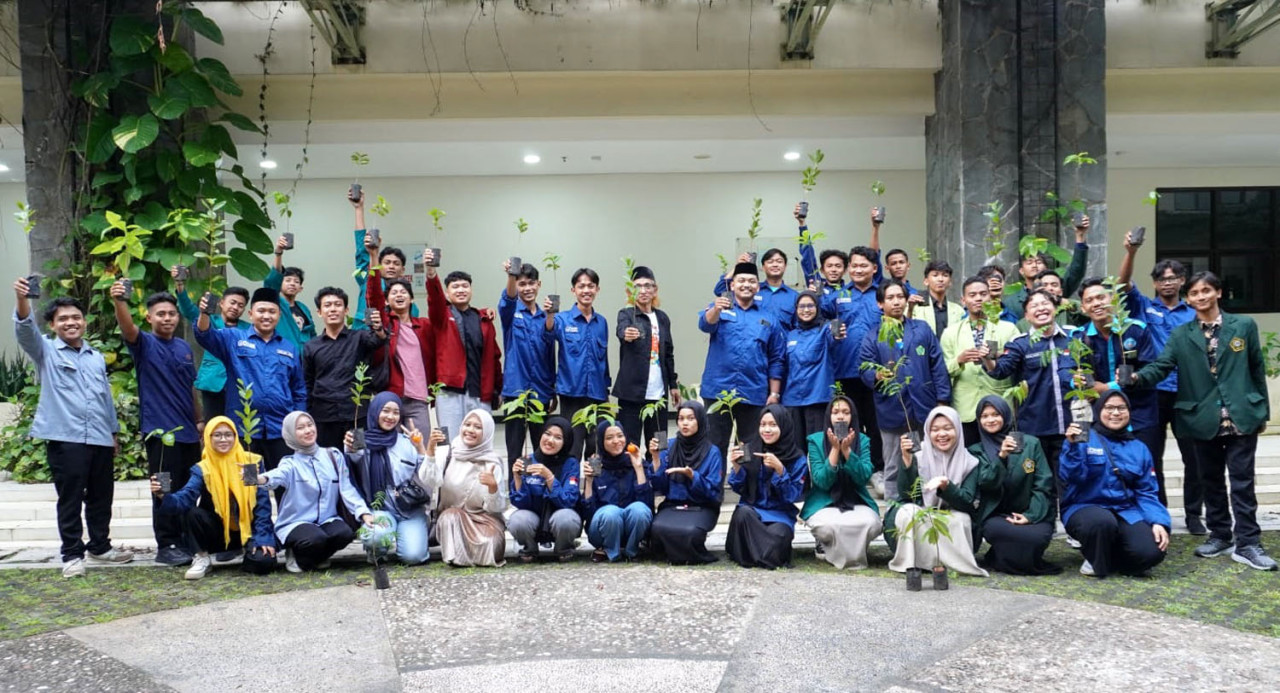 PMMBN serukan "Jihad Ekologis" melalui pembagian bibit pohon di Semarang. Gerakan ini ajak mahasiswa jadikan pelestarian alam sebagai ibadah nyata. (Foto: PMMBN/jatimnow.com)