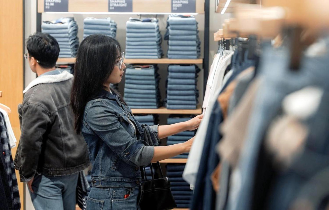Levi's kembali menggelar End of Season Sale 2025 yang menawarkan diskon hingga 50% untuk berbagai koleksi denim ikonis dan produk lainnya.  (Foto/jatimnow.com)
