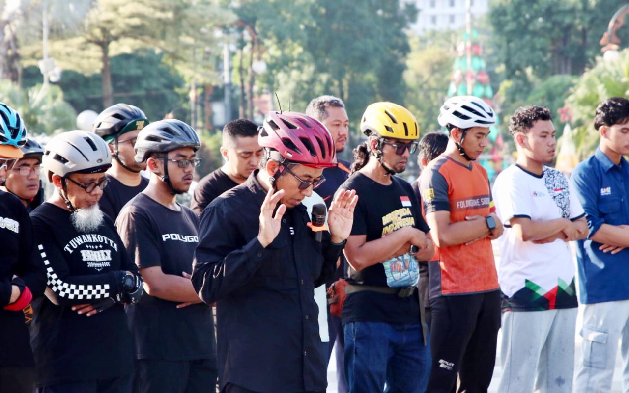 uluhan pesepeda Surabaya gelar salat ghaib dan donasi di Balai Kota untuk korban banjir Aceh dan Sumatra. (Foto: Wirawan for JatimNow.com)
