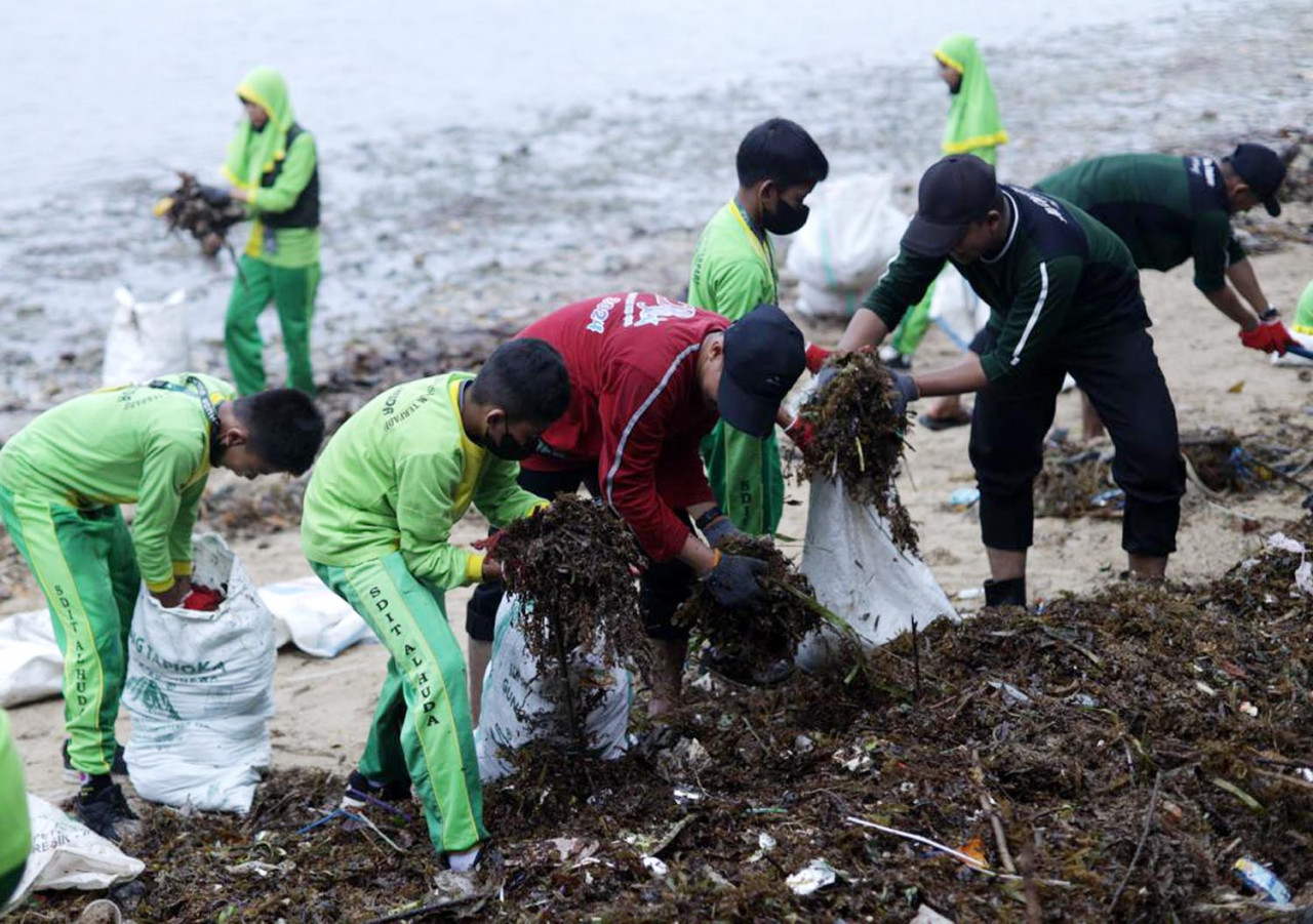 Puluhan siswa sekolah dasar (SD) di Pulau Bawean, Gresik, Jawa Timur, menggelar aksi bersih pantai. (Foto: Ecoton/jatimnow.com)