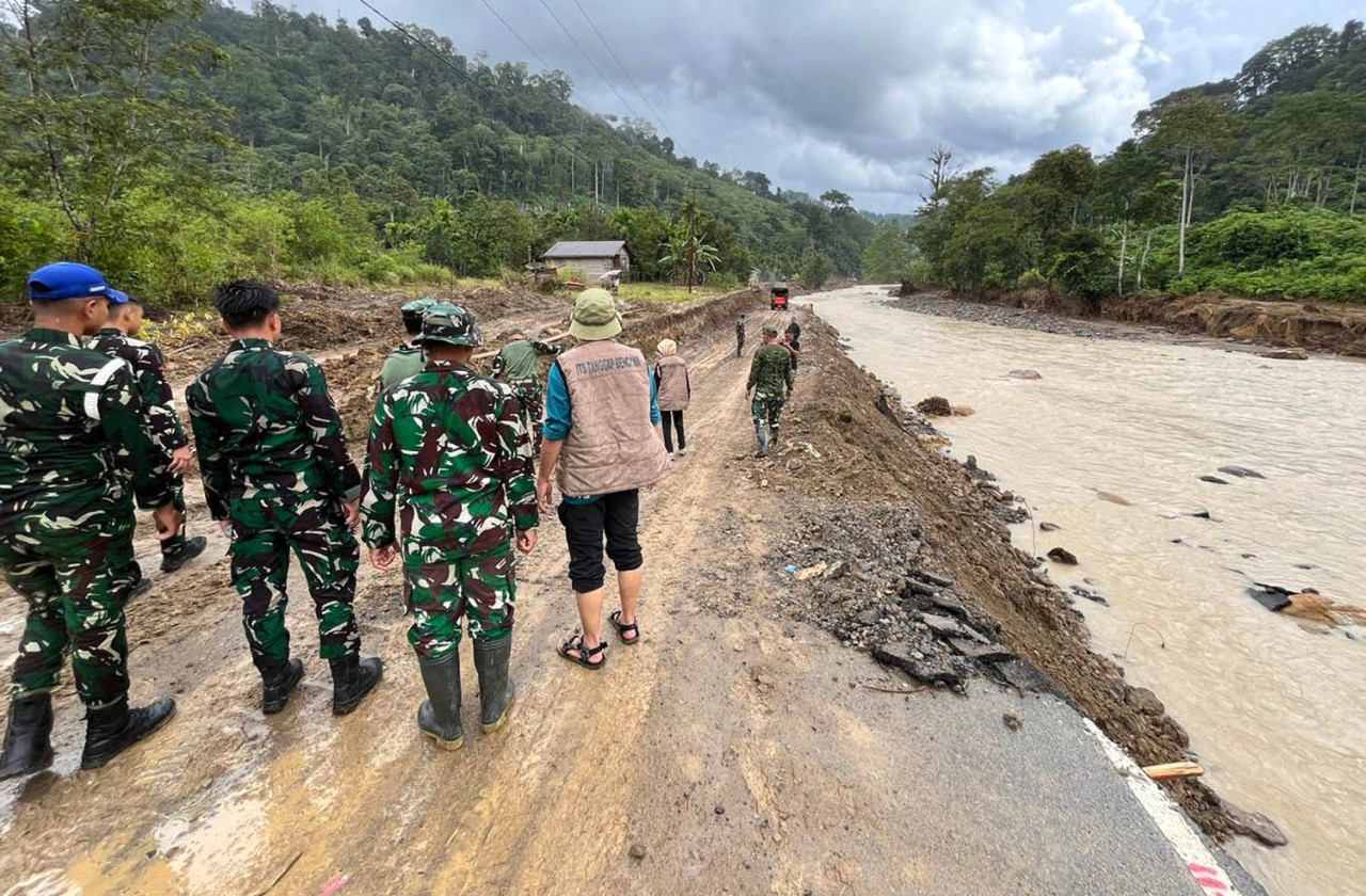 Tim Satgas Kemanusiaan ITS bersama TNI saat meninjau kondisi jalan yang rusak parah pascabencana banjir dan tanah longsor di Aceh. (Foto: Humas ITS/jatimnow.com)