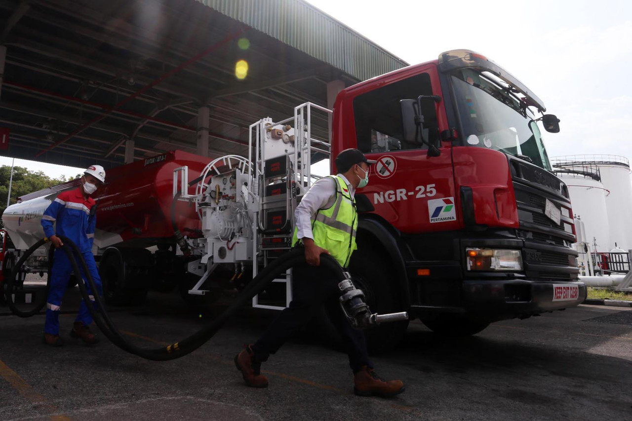 Petugas beraktivitas dikawasan Depot Pengisian Pesawat Udara Pertamina (DPPU Pertamina) di Jl. Ir. H. Juanda, Komplek Bandara Ngurah Rai, Badung, Bali. (Foto: Ali Masduki/jatimnow.com)