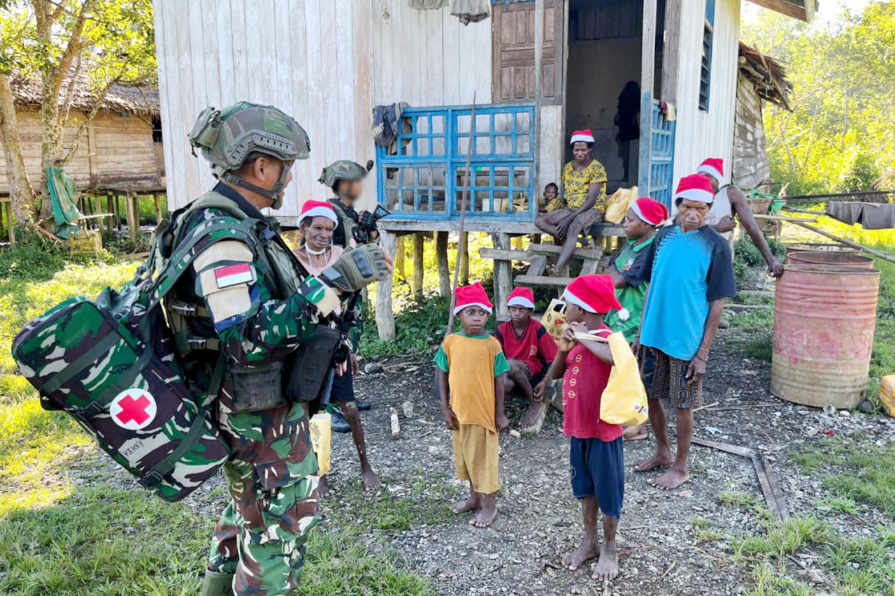 Satgas Pamtas Yonif 5 Marinir bawa kedamaian Natal ke Yahukimo, Papua Pegunungan dengan berbagi kado dan keceriaan bagi warga serta anak-anak Desa Bruto. (Foto/Dispen Kormar)
