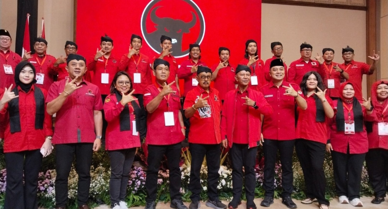 Armuji bersama jajaran pengurus DPC PDIP Surabaya (foto: Bejo for jatimnow.com)