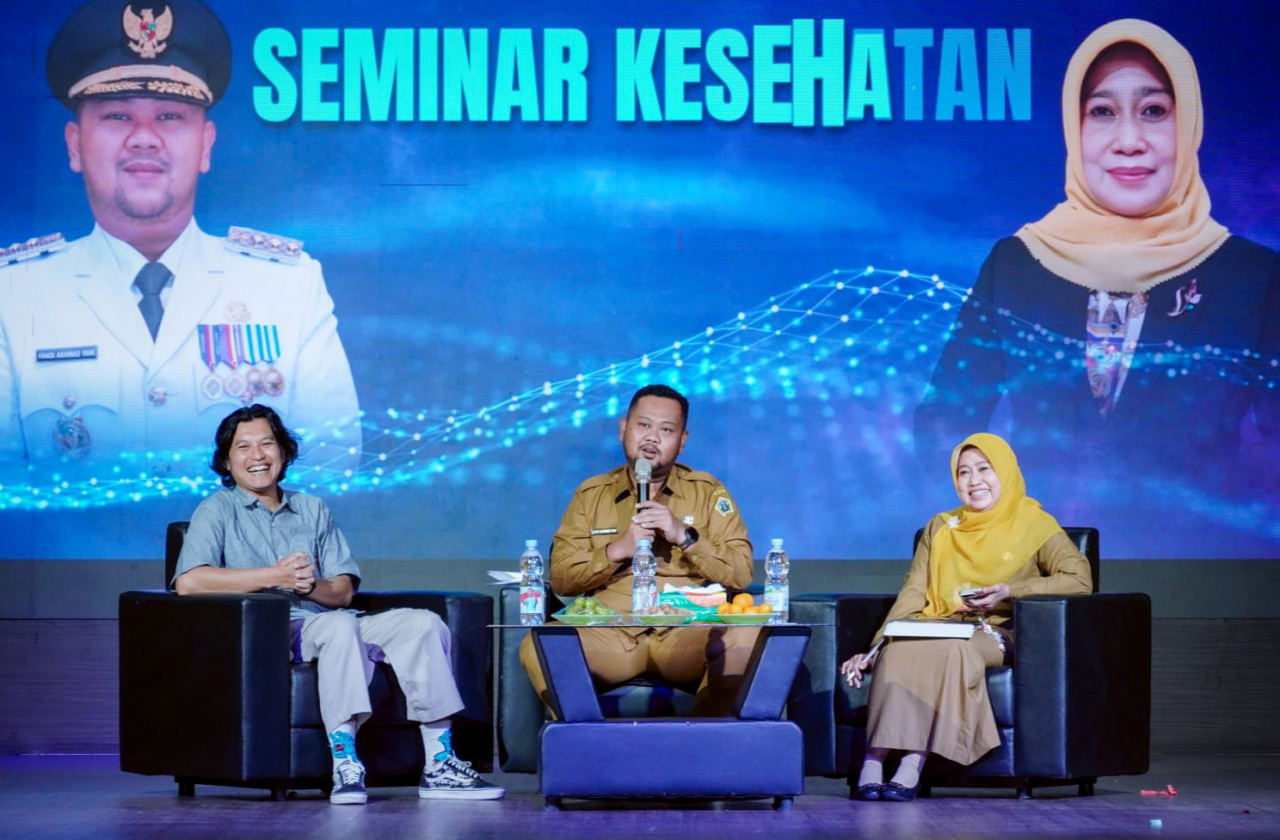 Bupati Gresik Fandi Akhmad Yani dan Kepala Dinkes Mukhibatul Khusnah di acara seminar Kesehatan bertajuk “Jaga Diri, Jaga Lingkungan: Waspadai TBC Sebelum Menyebar” di GNI. (Foto: Diskominfo Gresik)