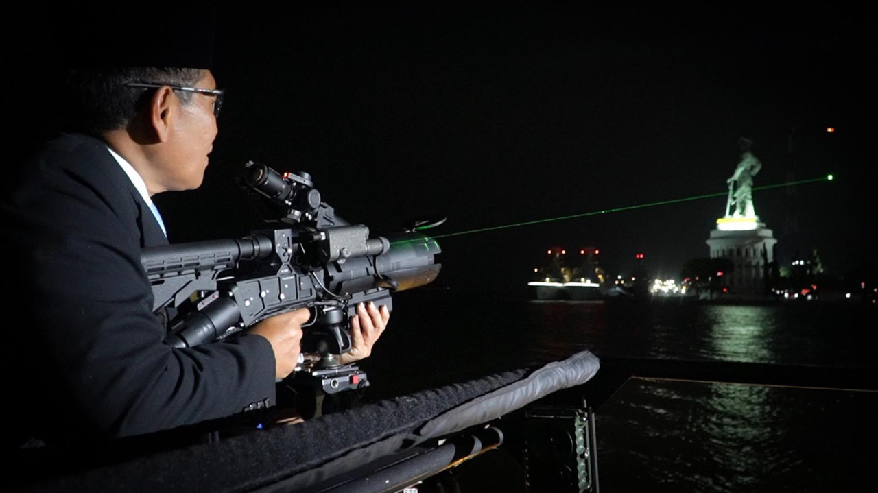 Wakil Menteri Pertahanan RI, Donny Ermawan Taufanto, menguji langsung kemampuan senjata laser hand-held futuristik buatan PT PAL Indonesia di sela prosesi peluncuran Frigate Merah Putih KRI Balaputradewa-322. (Foto: PT PAL/jatimnow.com)