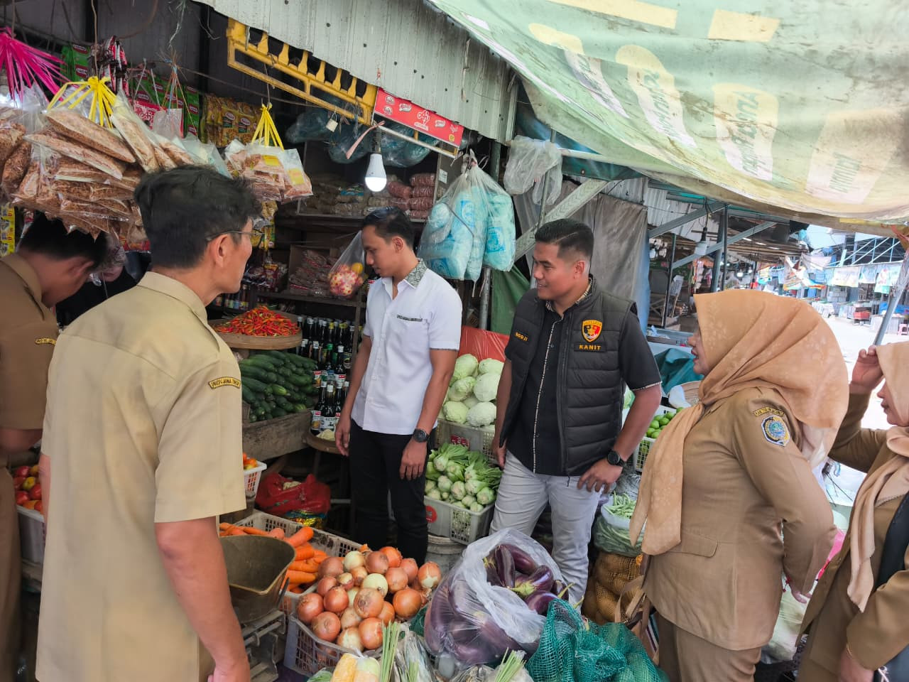 Foto: Satgas Pangan Tulungagung saat melakukan sidak. (Polres Tulungagung/jatimnow.com)