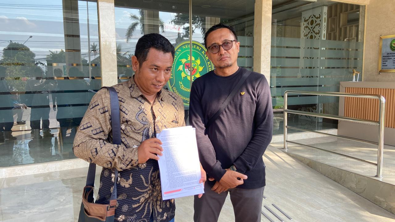 Penggugat dari PT PT Matahari Sedjakti Sedjahtera (kanan) bersama kuasa hukumnya usai sidang mediasi di PN Kediri. (Foto: Yanuar Dedy/jatimnow.com)