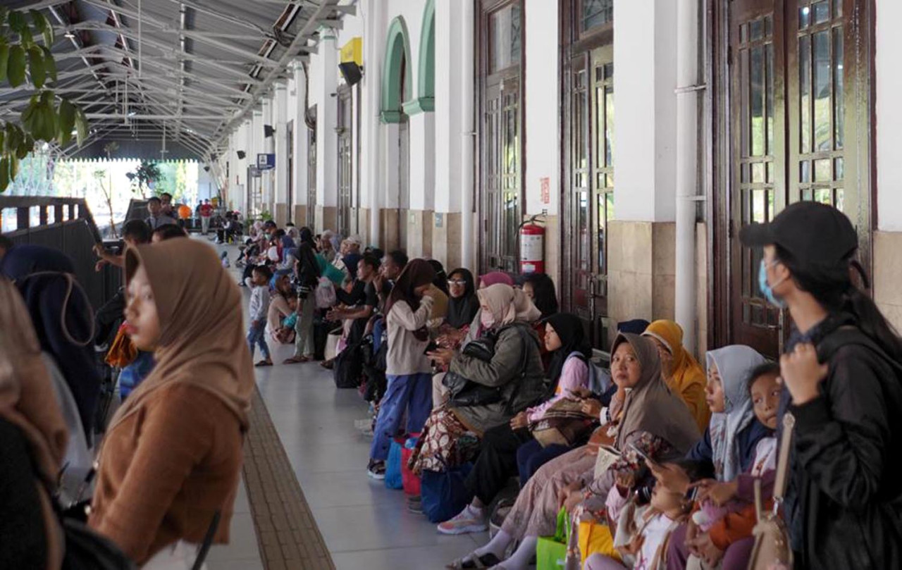 Stasiun Surabaya Gubeng masih memegang predikat sebagai titik tersibuk dengan jumlah penumpang naik-turun mencapai 13.089 orang per siang ini.  (Foto: Humas KAI/jatimnow.com)