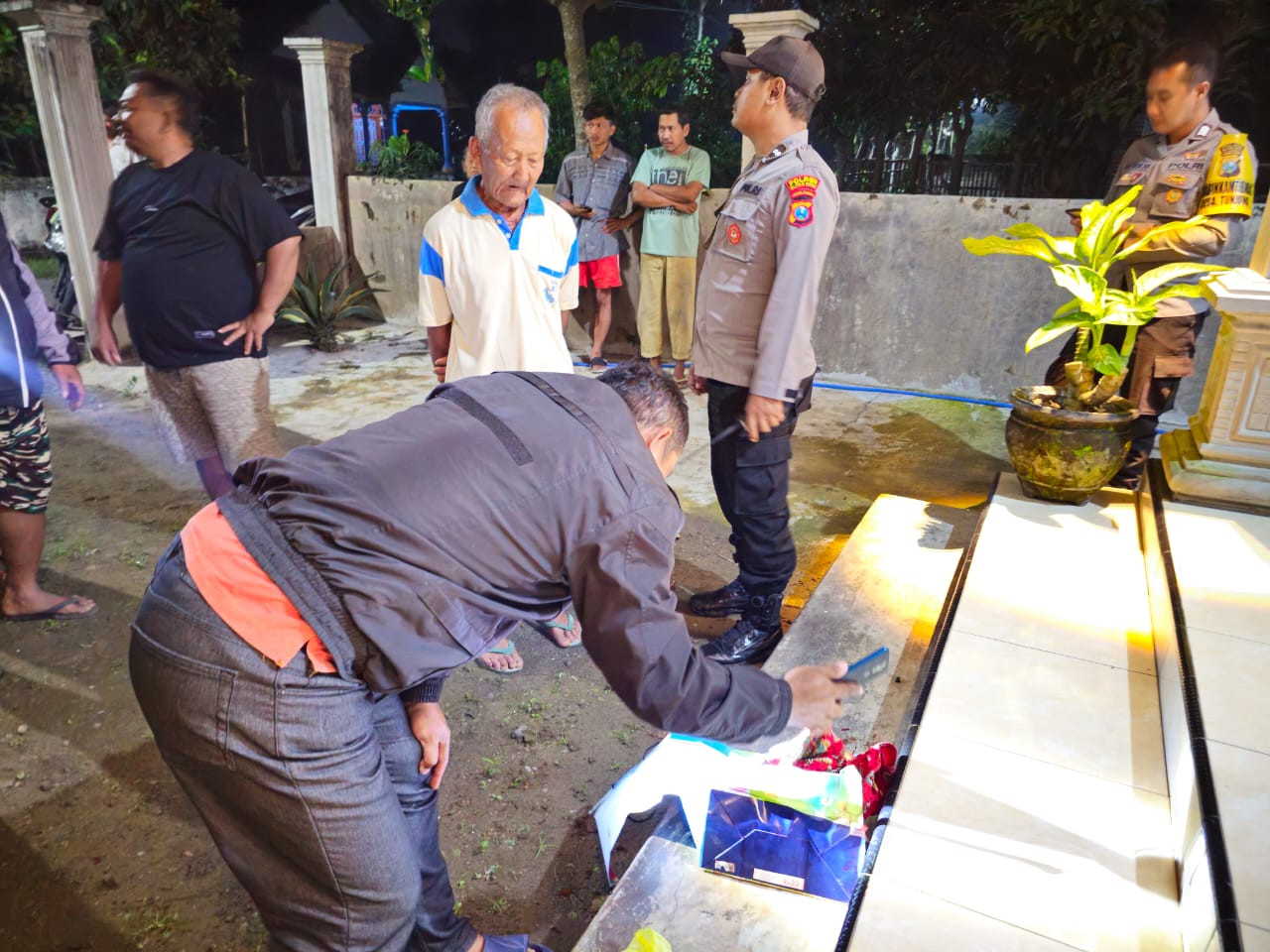 Foto: Polisi saat mendatangi lokasi temuan bayi. (Polres Blitar/jatimnow.com)